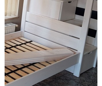 Łóżko piętrowe z szufladami i schodami